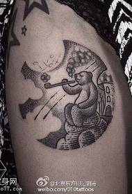 Bauchbier Tattoo Muster um Oberschenkel