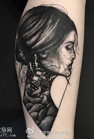 Modello di tatuaggio donna sul polpaccio