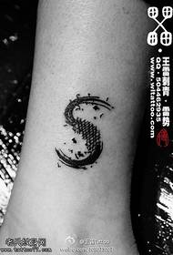 Svart abstrakt S-tatueringsmönster