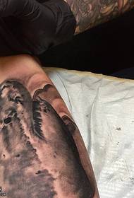 Noga realističan krajolik uzorak tetovaža