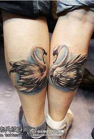 ການອອກແບບ tattoo swan ສອງແບບຢູ່ເທິງ calf