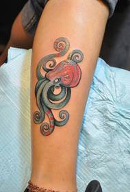 Dealbh tatù octopus dath de phearsantachd air a ’chas