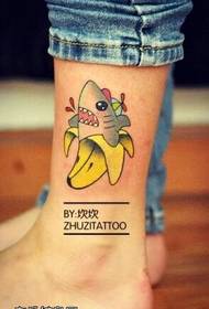 Uzorak tetovaže čovjeka od banane na teletu