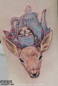 Slatki uzorak slatke srneće jelene tetovaže