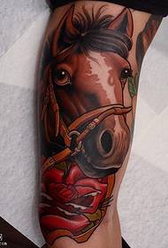 Модел на тетоважа со црвен коњ на ногата