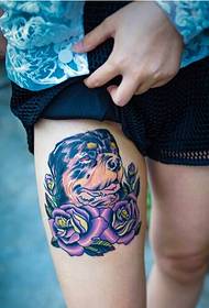 Moteriškos kojos atrodo gerai atrodančios Wang Xingren rožių tatuiruotės nuotrauka