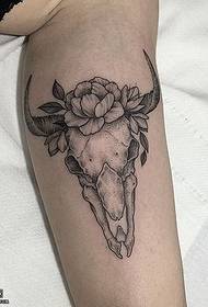 Вівця на голову татуювання з тупими ногами