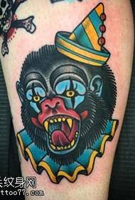 Modello tatuaggio scimpanzé al polpaccio