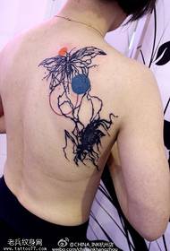 Nugaros taškinio rašalo spalvos vapsvų tatuiruotės raštas