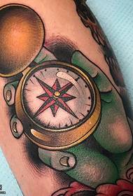 Been realistiese kompas tatoeëringpatroon