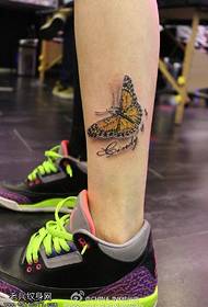 Нозете летаат како шема на тетоважа со пеперутки