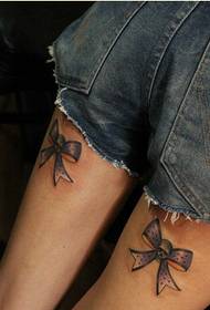 Ženske noge, stilsko, lepo videti slike tatoo z lokom