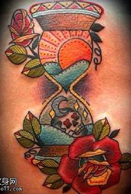 Bellissimo modello di tatuaggio a clessidra dipinto