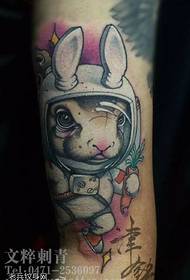 Modello di tatuaggio con piccola guardia di coniglio dipinto
