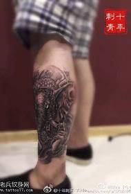 Idol tatuering på kalven