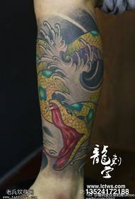 Modello di tatuaggio serpente d'oro sul polpaccio