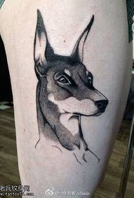 Modeli i tatuazhit të qenve Wolf mbi kofshë