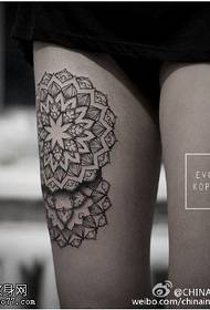 Klasický módní atmosférický vanilkový tetovací vzor