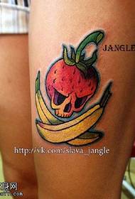 Padrão de tatuagem de banana de morango na coxa