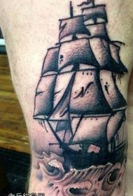 Modeli i tatuazhit me lundrim duke lundruar në det