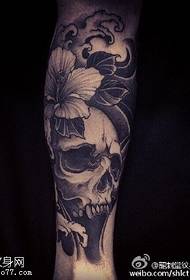 Patrón de tatuaje de calavera de flor de ternera