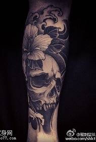 Modello tatuaggio teschio fiore di vitello