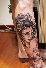 Een gepersonaliseerde zwart-grijze geisha tattoo patroon aanbevolen foto