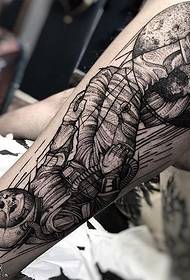 Modello tatuaggio astronauta polpaccio