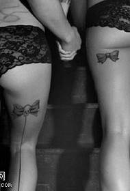 Calze tatuaggio sulla coscia