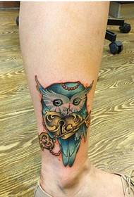 Красиво изглеждаща цветна снимка татуировка ключ на сова на крака