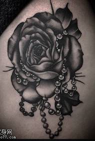 Patrún tattoo Pearl Rose ar thigh