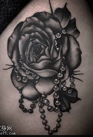 Rose parel tattoo patroon op de dij