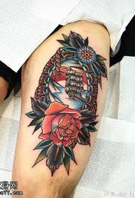 Modello di tatuaggio di barca à vela floreale sulla coscia