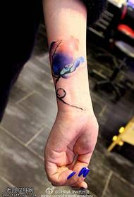Tinta di bracciu pittura astratta modellu di tatuaggi di meduse