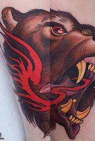Motif de tatouage de chien de loup féroce sur les jambes