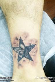 Ніжка п'ятикутна зірка тріщинами череп візерунок татуювання