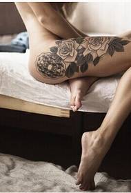 Immagine sexy della foto del tatuaggio della rosa in bianco e nero delle gambe della ragazza