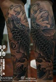 Patrón de tatuaje de koi auspicioso guapo