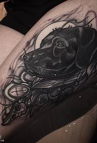 Modello di tatuaggio cane nero coscia
