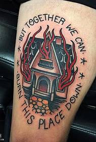 Modello di tatuaggio della casa di fumo della coscia