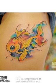 Mchoro wa tattoo ya watercolor dhahabu kwenye paja