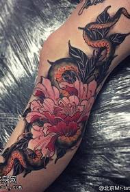 Mendo wa peony njoka tattoo