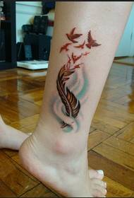 Dziewczęce nogi o klasycznym wyglądzie mody upierzony obraz tatuażu Yan