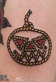 Uzorak tetovaže konopa na teletu