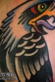 Телец је нацртао узорак тетоваже папагаја