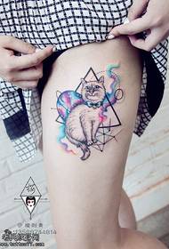 Шаблон татуювання кішки з геометричними елементами на стегні
