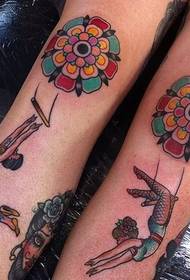 Një tatuazh alternativ unik i gjurit  41369 @ Modeli tatuazh pëllumbash fluturues në kofshë
