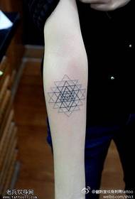 Patrón de tatuaxe de triángulo de brazo