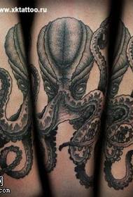 小腿上的經典章魚紋身圖案