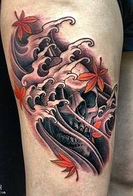 Modello di tatuaggio di coscia con foglia d'acero e teschio